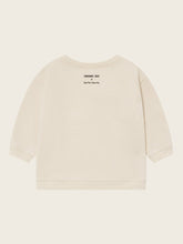 將圖片載入圖庫檢視器 Beige t-shirt with text on the back against a light beige background