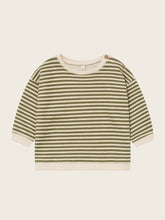 將圖片載入圖庫檢視器 Green and white striped shirt on a beige background