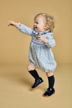 將圖片載入圖庫檢視器 Anthéa, smocked girl romper, in Blue garden print