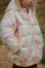 將圖片載入圖庫檢視器 Child wearing a floral-patterned puffer jacket outdoors