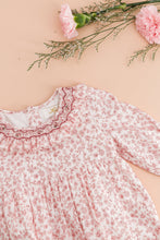 將圖片載入圖庫檢視器 Thanaïs, smocked girl romper, in Old rose garden print
