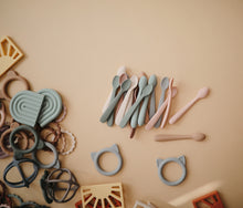 將圖片載入圖庫檢視器 Rainbow Teether (Cambridge Blue)