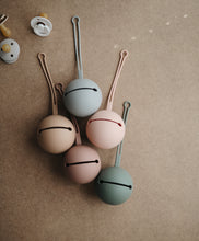 將圖片載入圖庫檢視器 mushie Silicone Pacifier Holder Case (Cambridge Blue)