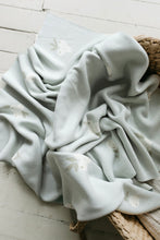 將圖片載入圖庫檢視器 Cosy Berries Blanket - Morning Fog