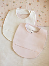 將圖片載入圖庫檢視器 Pack of two plain pink baby bibs by Laranjinha, soft fabric with simple design, ideal for feeding and keeping clothes clean.