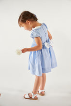 將圖片載入圖庫檢視器 Kidiwi Héloïse smocked dress in Cornflower poplin, featuring a charming design with ruffled details and soft fabric.