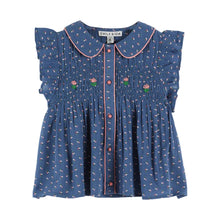 將圖片載入圖庫檢視器 Blue floral blouse with pink buttons on a white background