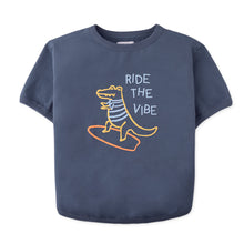 將圖片載入圖庫檢視器 Navy blue t-shirt with a crocodile graphic and 'Ride the Vibe' text on a white background
