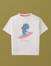 將圖片載入圖庫檢視器 Gingersnaps Oruo Surfing Octopus relaxed-fit graphic tee, front view, featuring an ocean-themed octopus illustration on soft cotton top.