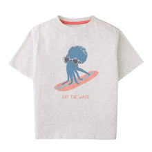 將圖片載入圖庫檢視器 Gingersnaps Oruo Surfing Octopus relaxed-fit graphic top with colorful ocean-themed octopus print on front.