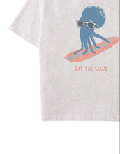 將圖片載入圖庫檢視器 Gingersnaps Oruo Surfing Octopus relaxed-fit graphic tee, featuring a colorful octopus design on a casual top.