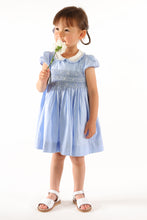 將圖片載入圖庫檢視器 Kidiwi Héloïse smocked dress in blue Cornflower poplin, with ruffled details and a charming, lightweight summer design.