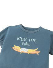 將圖片載入圖庫檢視器 Baby Gingersnaps cotton barrel tee with short sleeves, featuring a classic fit and soft fabric for comfortable wear.