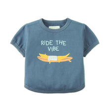 將圖片載入圖庫檢視器 Baby Gingersnaps cotton barrel tee featuring a simple, comfortable design with a round neckline and short sleeves.