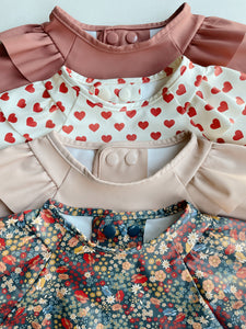 2 pack dinner bib with sleeves and frill - coeur rouge