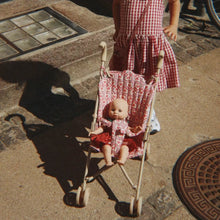 將圖片載入圖庫檢視器 Konges Sløjd foldable doll stroller in Felice Rose color, featuring a soft pink toy stroller with a handle and compact design.