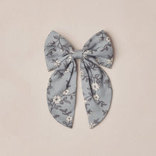 將圖片載入圖庫檢視器 Floral patterned bow on a beige background