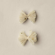 將圖片載入圖庫檢視器 Pair of beige bow-shaped earrings on a beige background