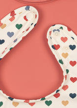 將圖片載入圖庫檢視器 Two Konges Sløjd dinner bibs in faded rose and coeur colore with soft, waterproof fabric for mealtime protection.