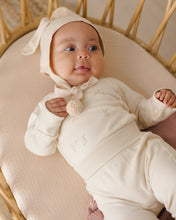 將圖片載入圖庫檢視器 Quincy Mae side snap bunny-themed baby bodysuit in soft fabric, showing front view with snap closure and bunny print detail.