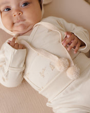 將圖片載入圖庫檢視器 Quincy Mae side snap bunny bodysuit for babies, featuring soft fabric and adorable bunny design, shown on a child in a lifestyle setting.