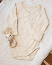 將圖片載入圖庫檢視器 Quincy Mae side snap bunny bodysuit for infants, featuring soft fabric and adorable bunny design with side snap closures.