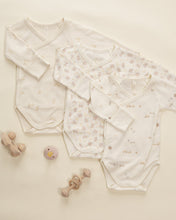 將圖片載入圖庫檢視器 Quincy Mae Side Snap Bodysuit with bunny print, featuring snap closures and soft fabric, styled on a flat lay.