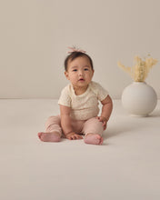 將圖片載入圖庫檢視器 Quincy Mae short sleeve bodysuit pack Ditsy Blush with delicate floral pattern, soft fabric, and snap closures for easy wear.
