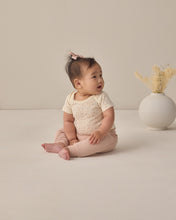將圖片載入圖庫檢視器 Short sleeve Quincy Mae bodysuit pack in blush with a ditsy floral pattern, displayed on a neutral background.