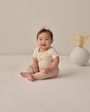 將圖片載入圖庫檢視器 Short sleeve Quincy Mae bodysuit pack in Ditsy Blush fabric, featuring a soft, lightweight design with a delicate floral pattern.