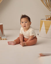 將圖片載入圖庫檢視器 Quincy Mae short sleeve bodysuit pack in honey stripe, featuring comfortable fabric and playful design for babies or toddlers.