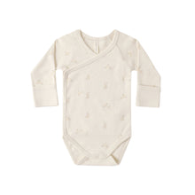 將圖片載入圖庫檢視器 Natural-colored Quincy Mae side snap bodysuit for babies with bunny pattern, soft and comfortable for everyday wear.