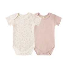 將圖片載入圖庫檢視器 Quincy Mae short sleeve bodysuit pack in blush with a ditsy floral pattern, soft and comfortable for babies.