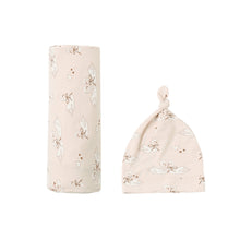 將圖片載入圖庫檢視器 Quincy Mae bamboo swaddle blanket with swan design and matching knotted hat for babies, soft and breathable bedding set.
