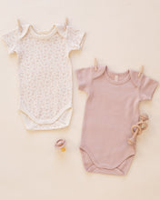 將圖片載入圖庫檢視器 Quincy Mae short sleeve bodysuit pack in blush with a ditsy floral pattern, displayed on a flat lay.