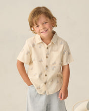 將圖片載入圖庫檢視器 Rylee+Cru collared short sleeve sail shirt top with button-front and chest pocket, shown in soft fabric and nautical design.