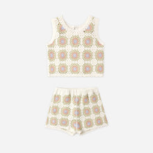 將圖片載入圖庫檢視器 Children's outfit with floral patterned top and shorts on a white background