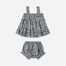 將圖片載入圖庫檢視器 Floral patterned top and shorts set on a white background