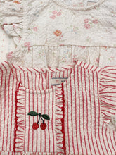 將圖片載入圖庫檢視器 Konges Sløjd Ellie Frill Romper in Amour Stripe featuring ruffled sleeves and a playful striped design on soft fabric.