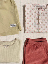 將圖片載入圖庫檢視器 Konges Sløjd Itty Set GOTS Canyon Rose top with soft pink fabric, featuring a simple design and comfortable fit.
