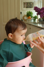 將圖片載入圖庫檢視器 Konges Sløjd rain forest 2-pack dinner bibs with sleeves, soft fabric, waterproof design, featuring colorful rain forest print.