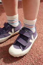 將圖片載入圖庫檢視器 Konges Sløjd optic white 2-pack socks, soft cotton knit for babies and kids, displayed in a cozy, neutral setting.
