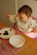 將圖片載入圖庫檢視器 Konges Sløjd 2-pack dinner bib with sleeves featuring Rain Forest design, made of soft, waterproof fabric for messy mealtimes.