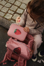 將圖片載入圖庫檢視器 Konges Sløjd Clover Schoolbag with rosette design, featuring a colorful bag with a cute floral motif and adjustable straps.