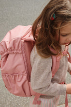 將圖片載入圖庫檢視器 Konges Sløjd Clover Schoolbag with a decorative rosette, featuring a colorful, stylish bag suitable for school or everyday use.