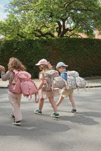 將圖片載入圖庫檢視器 Konges Sløjd Clover Schoolbag with rosette, pink fabric bag featuring a cute floral design and adjustable straps.