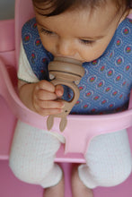 將圖片載入圖庫檢視器 Konges Sløjd silicone fruit feeding pacifier in bark and shell colors, designed for infants, part of dinnerware collection.