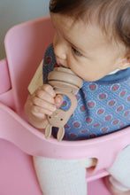 將圖片載入圖庫檢視器 Konges Sløjd silicone fruit feeding pacifier in bark and shell colors, designed for safe, easy feeding with dinnerware style.