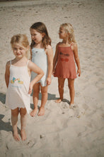 將圖片載入圖庫檢視器 Konges Sløjd itty strap dress in Canyon Rose, featuring a stylish sleeveless design and soft fabric for girls.