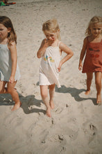 將圖片載入圖庫檢視器 Konges Sløjd Itty Strap Dress Gots in Canyon Rose, a soft pink dress with adjustable straps and a comfortable fit.